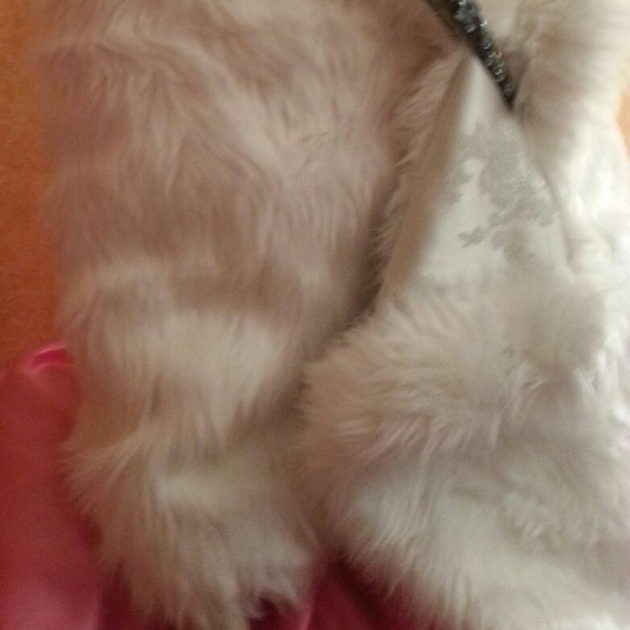 White Brocade & Faux Fox Fur Reversible Wrap - Picture 3 of 7